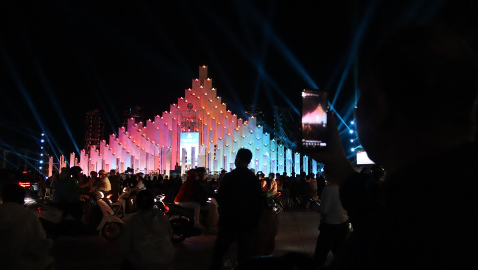 市民和游客在胡志明市三胜塔前热切记录迎接新年的精彩瞬间。图自 越通社