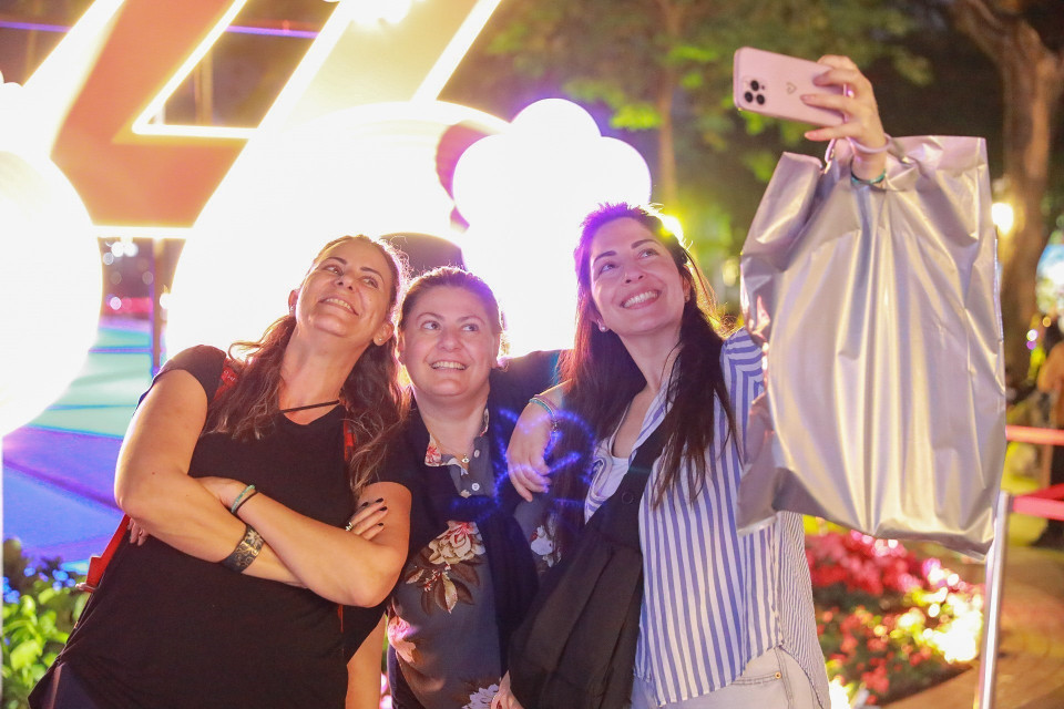 迎接2026年新年之际，游客拍照留念。图自 越通社