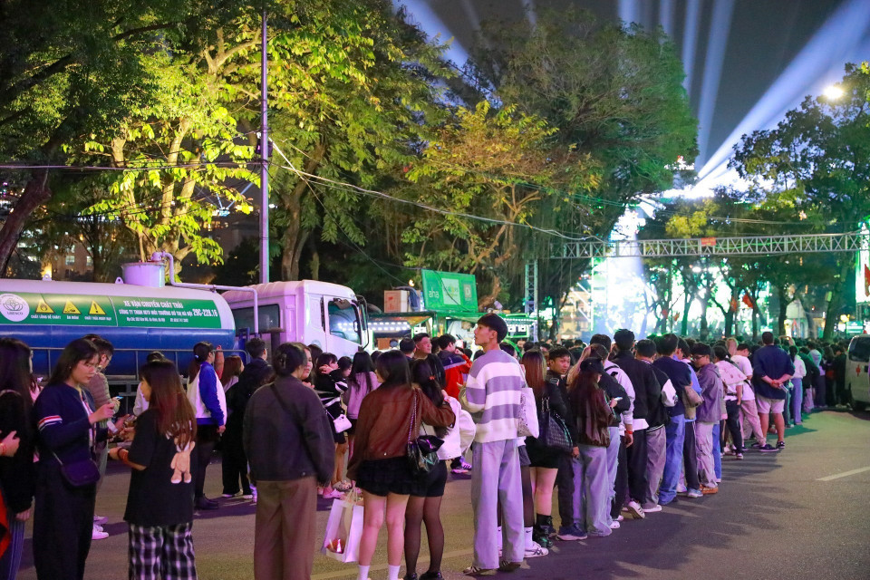 大批青年提前排队，等候参加河内2026倒计时活动。图自 越通社