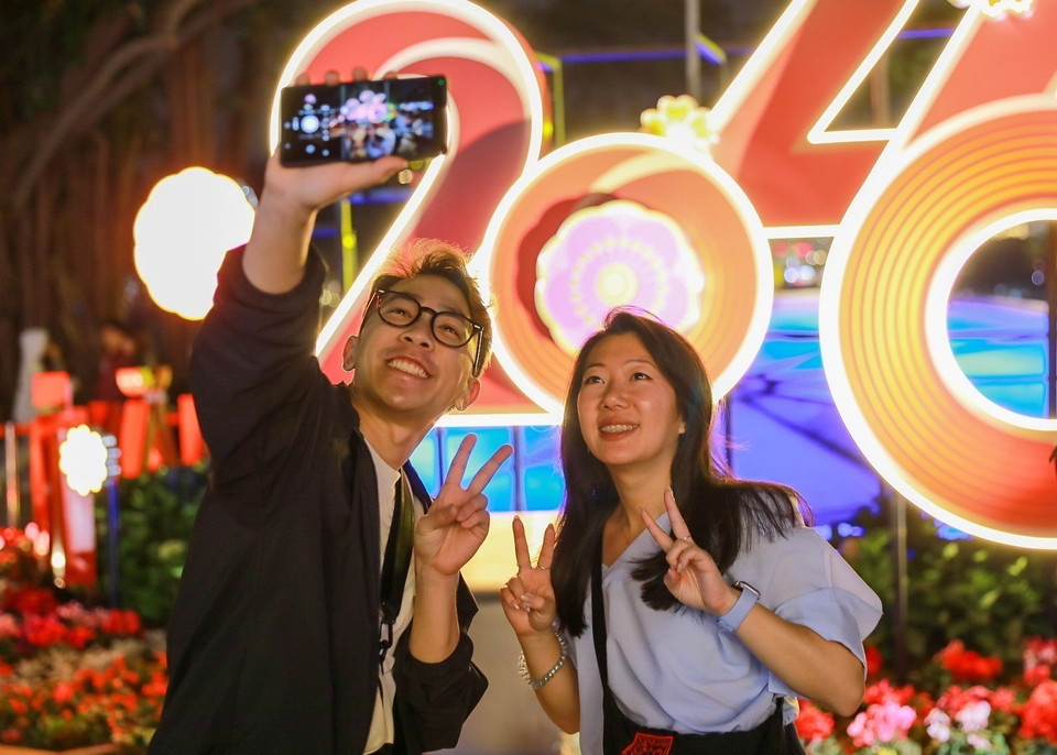 迎接2026年新年之际，游客拍照留念。图自 越通社