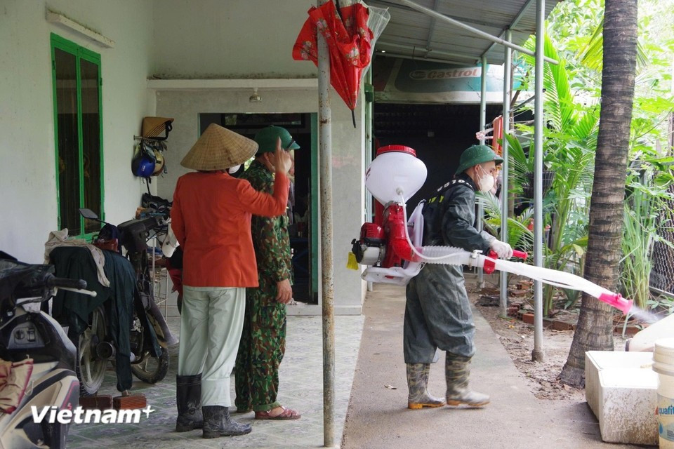 环境卫生工作正紧锣密鼓展开，各区域同步开展消杀作业，以确保环境安全，降低疫病风险，助力群众尽快恢复正常生活秩序。图自 越通社《Vietnam+》