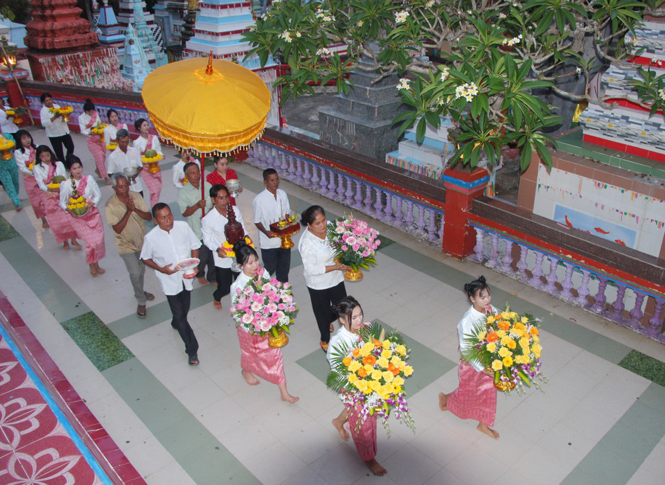 朔庄省各村寨的众多佛教信徒齐聚一堂，共同欢庆宋干节，喜迎新年的到来。图自 越通社