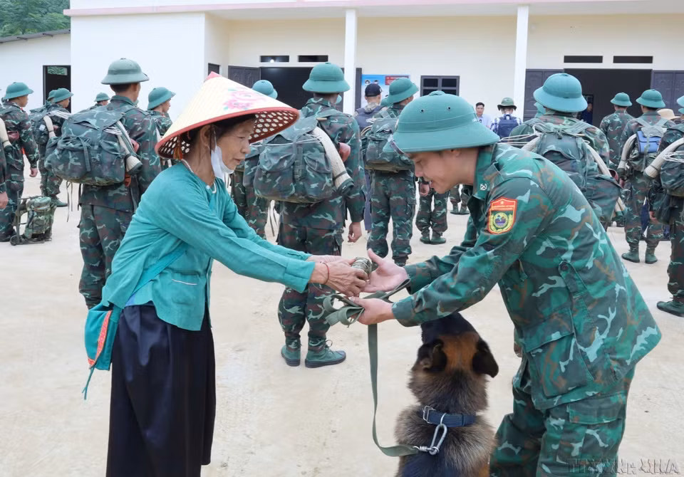第316师年轻官兵在老街省保安县努村连续半个月参与第3号台风灾后失踪人员搜救任务后，与当地群众依依惜别的瞬间（2024年9月）。图自 越通社