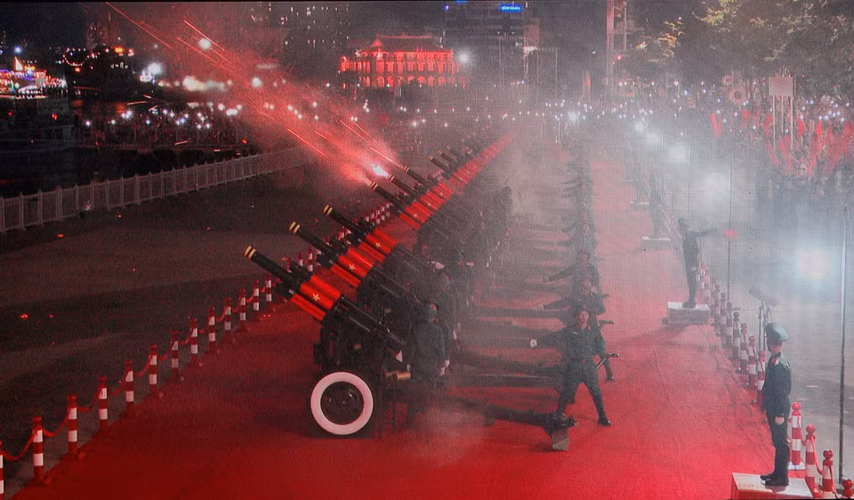 在纪念南方解放、国家统一50周年庆典的阅兵游行活动的预演中，举行鸣礼炮升国旗仪式。图自 越通社