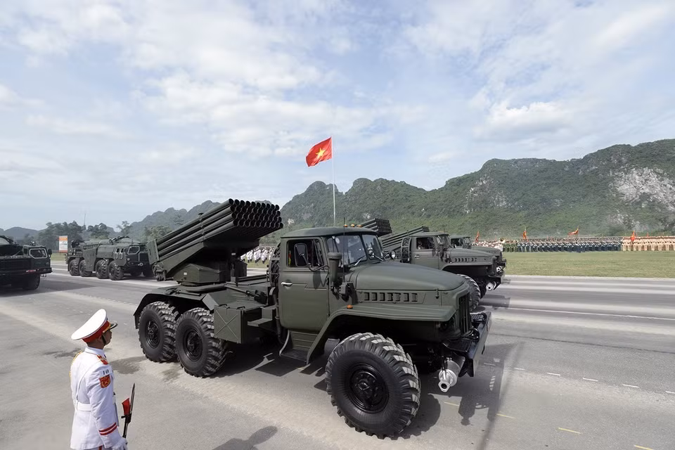 防空—空军军种BM-21式火箭炮方阵亮相阅兵演练。图自 越通社