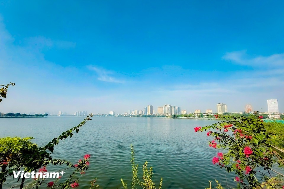 游览西湖，游客可在静谧环境中放松身心、泛舟赏景、尽享清新空气。图自 越通社《Vietnam+》