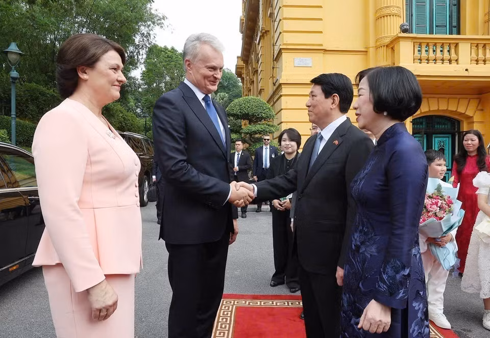 国家主席梁强与夫人迎接立陶宛共和国总统吉塔纳斯·瑙塞达及夫人到访。图自 越通社