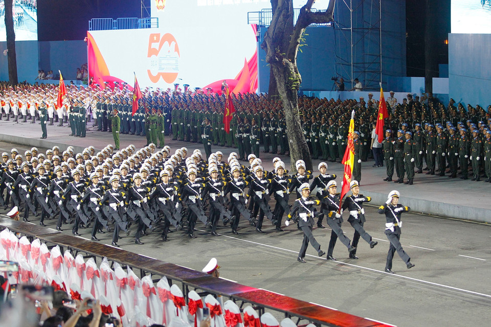 越南人民军各方队参加纪念南方解放、国家统一50周年庆典的阅兵和游行预演。图自 越通社