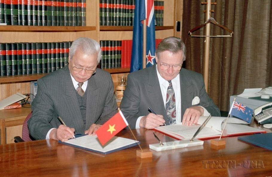 1993年5月26日,新西兰总理吉姆•博尔格与越南政府总理武文杰草签《越南-新西兰经济与贸易合作协定》。图自越通社