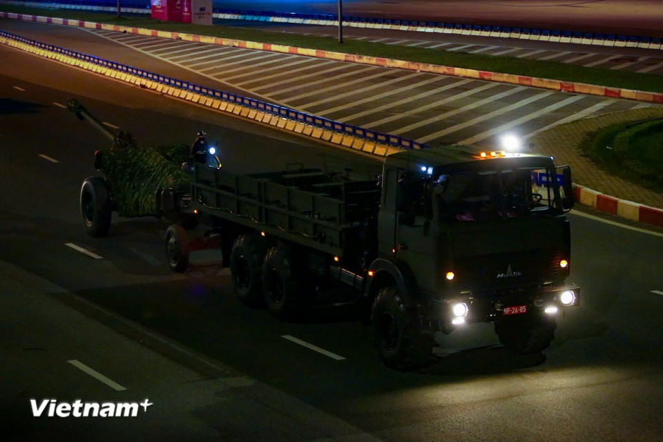 8月19日夜至20日凌晨，各型武器装备和军用车辆陆续向河内市中心集结，全力以赴备战纪念“八月革命”胜利和9月2日国庆80周年的阅兵及游行盛典。图自 越通社