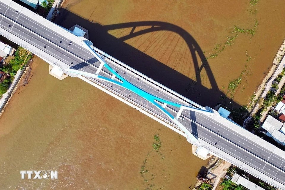 陈黄娜桥采用钢拱设计，连接1A国道与市区主要道路，有效缓解了市中心的交通压力和拥堵现象。图自 越通社