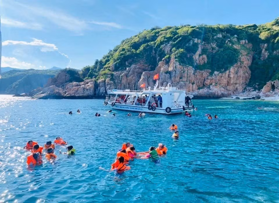 游客在宁海县永海乡永希湾尽情玩乐、畅游大海。图片来源：越通社发布