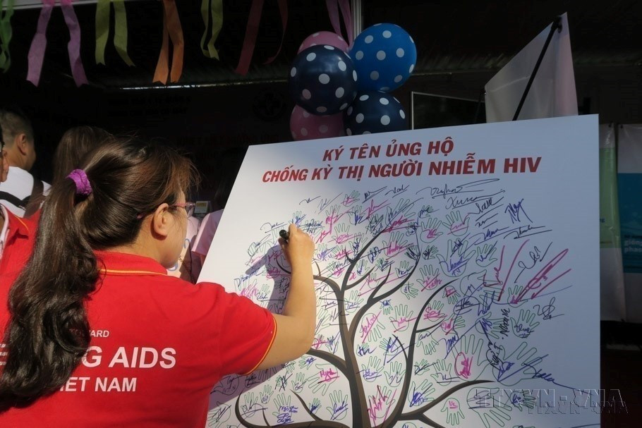 越南卫生部与联合国艾滋病规划署（UNAIDS）驻越南办事处联合举行全国防控艾滋病行动月启动仪式，主题为：“行动起来，迈向2020年90-90-90目标”。图自 越通社