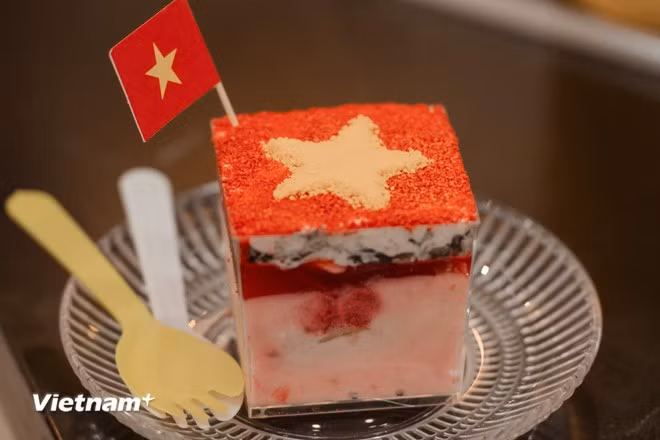 这家咖啡馆的一大亮点是别出心裁地推出了配有国旗造型蛋糕的创意饮品，吸引了大量年轻人前来打卡品尝。图自 越通社