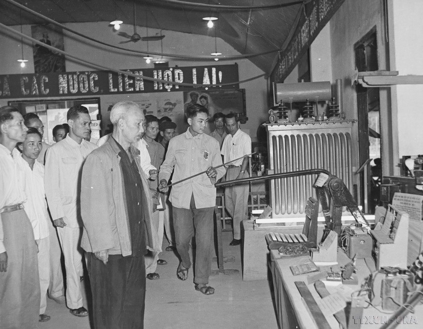 1959年5月23日，胡志明主席参观了首都劳动工人技术改进成果展。图自 越通社