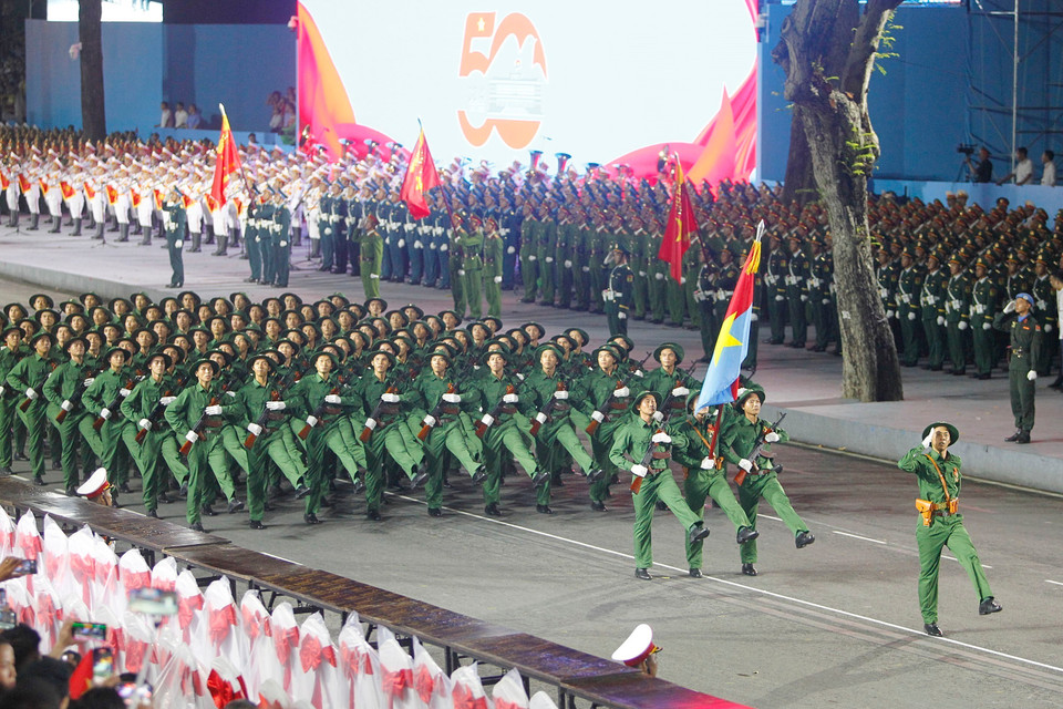 越南人民军各方队参加纪念南方解放、国家统一50周年庆典的阅兵和游行预演。图自 越通社