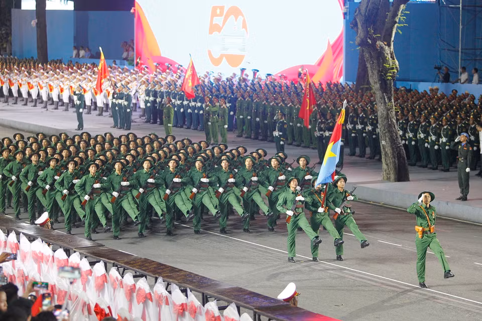 越南人民军各方队参加纪念南方解放、国家统一50周年庆典的阅兵和游行预演。图自 越通社