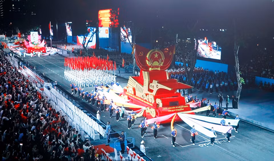 纪念南方解放、国家统一50周年庆典的阅兵和游行预演，于4月25日晚在胡志明市第一郡黎笋街举行。图自 越通社