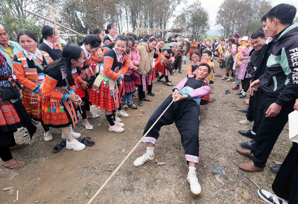 山罗省北安县华闲乡赫蒙族同胞在传统春节期间举行拔河比赛。图自 越通社