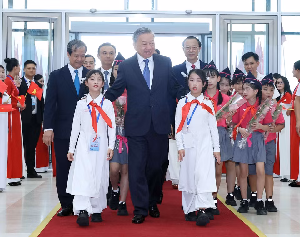 越共中央总书记苏林出席教育行业传统日80周年纪念典礼暨2025—2026学年开学典礼。图自 越通社