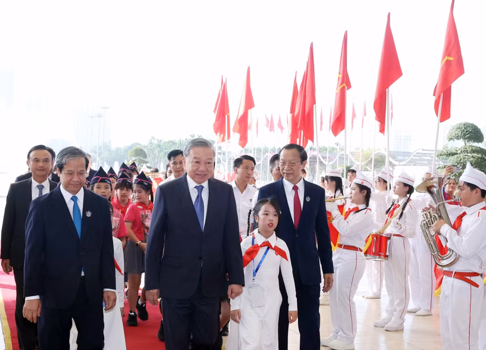 越共中央总书记苏林出席教育行业传统日80周年纪念典礼暨2025—2026学年开学典礼。图自 越通社