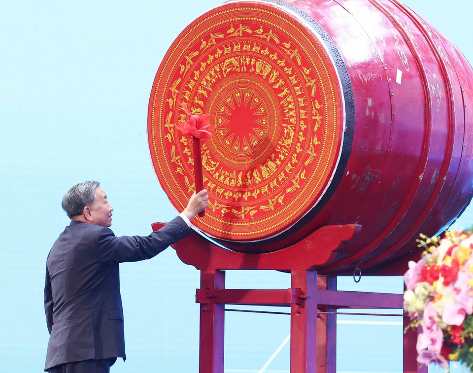 越共中央总书记苏林敲响锣鼓，宣布2025—2026学年正式开学。图自 越通社