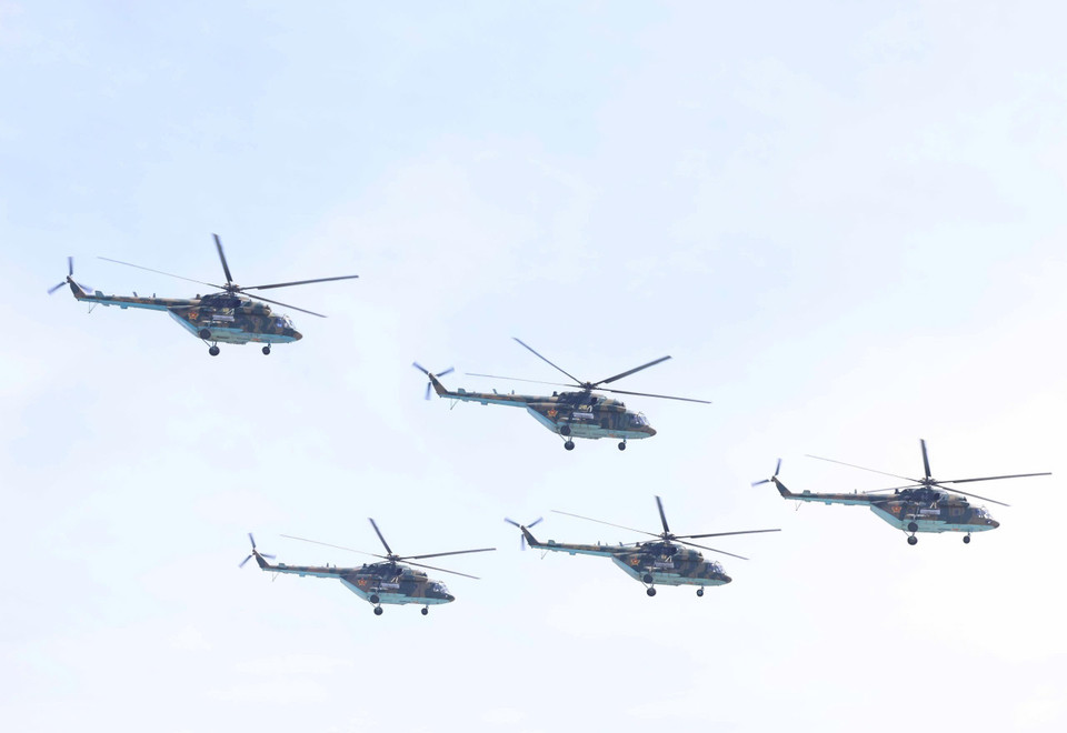 哈萨克斯坦空军在阅兵仪式上进行了飞行表演。图自 越通社