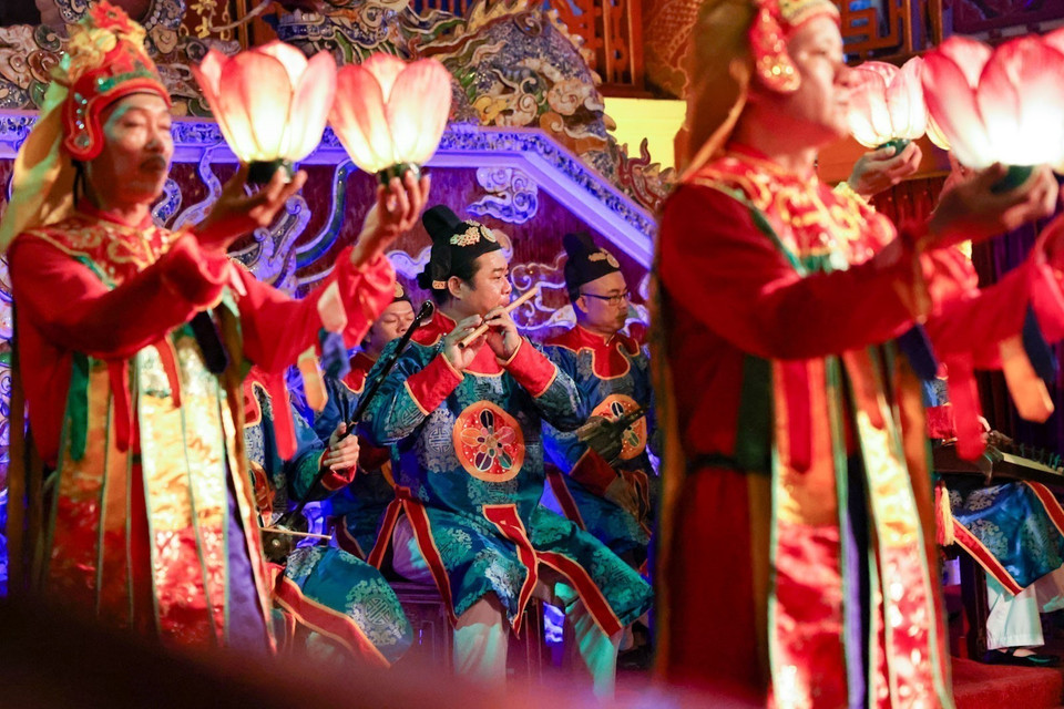 艺人的呼吸与唢呐声息相融,共同奏出雅乐中那深情而庄重的主旋律,既悠扬婉转,又充满仪式感,展现出宫廷音乐独有的神韵。图自 越通社