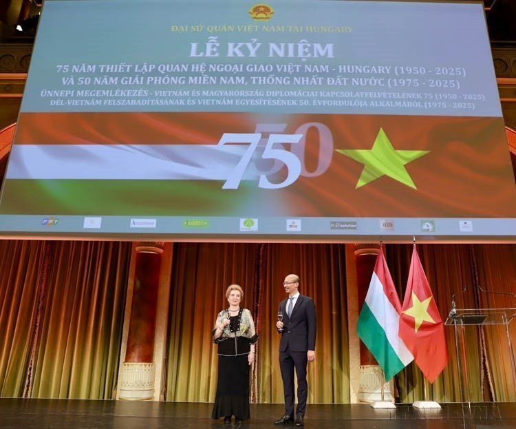 越南驻匈牙利大使裴黎泰与匈牙利国会常务副主席玛特劳伊•玛尔道共同出席于布达佩斯举办的越匈建交75周年(1950年2月3日-2025年2月3日)暨越南南方解放与国家统一50周年(1975年4月30日-2025年4月30日)纪念活动。图片来源:越通社转发