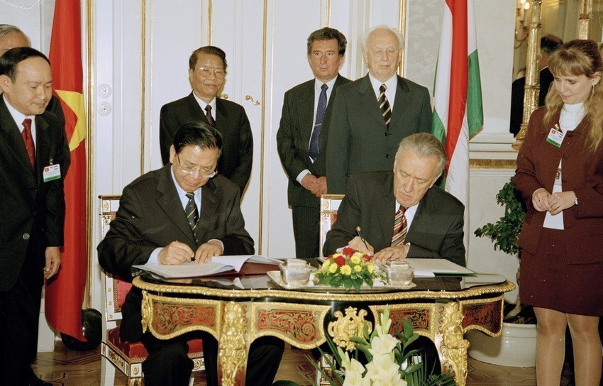 2004年,匈牙利总统马德尔•费伦茨与越南国家主席陈德良共同出席并见证了《越南—匈牙利联合声明》及两国《经济合作协定》的签署仪式。图自 越通社