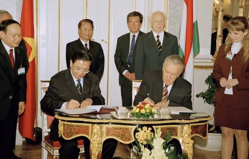 2004年，匈牙利总统马德尔•费伦茨与越南国家主席陈德良共同出席并见证了《越南—匈牙利联合声明》及两国《经济合作协定》的签署仪式。图自 越通社