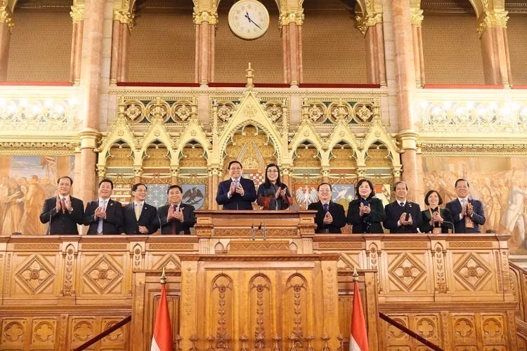 2024年1月19日，越南政府总理范明政及夫人在匈牙利首都布达佩斯参观了匈牙利国会大厦。图自 越通社