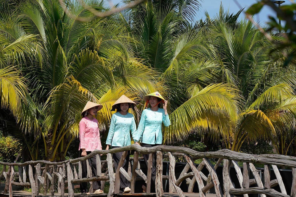 游客参观燕岛生态旅游区。图自 越通社