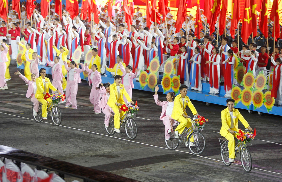 胡志明市文艺方队参加庆典的阅兵游行活动预演。图自 越通社