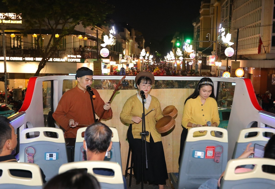 电车内盲人曲演唱一直以来只停留在上一代人的记忆里。可是最近，这一景象又在观光巴士上重演。乘坐双层观光巴士体验河内夜游时，首都河内人民和游客可以欣赏到盲人曲的特色节目。图自越通社
