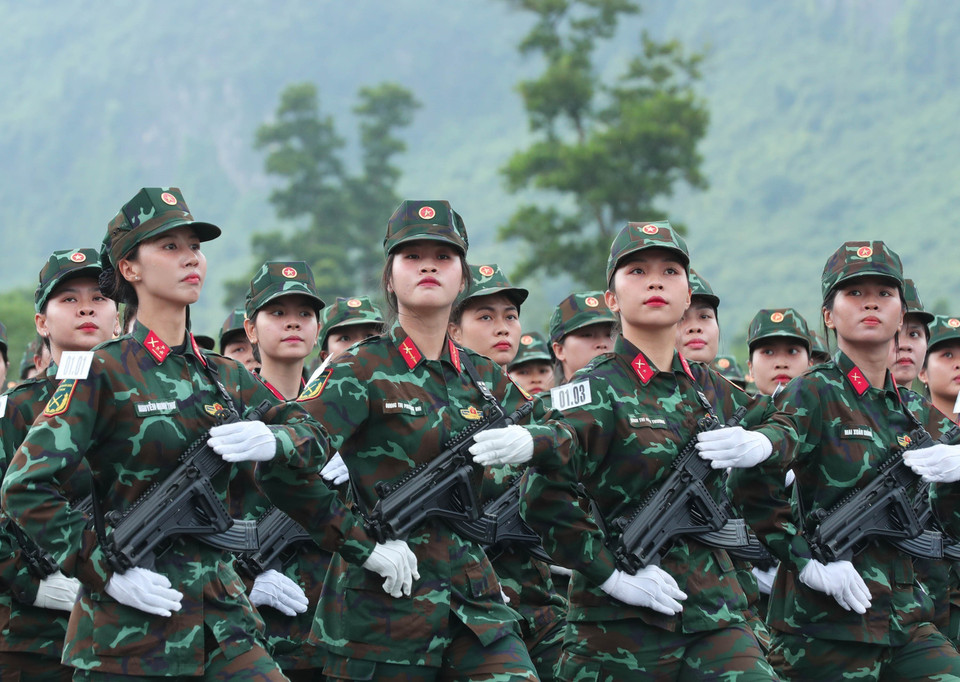 女特工战士方阵参加合练。图自 越通社