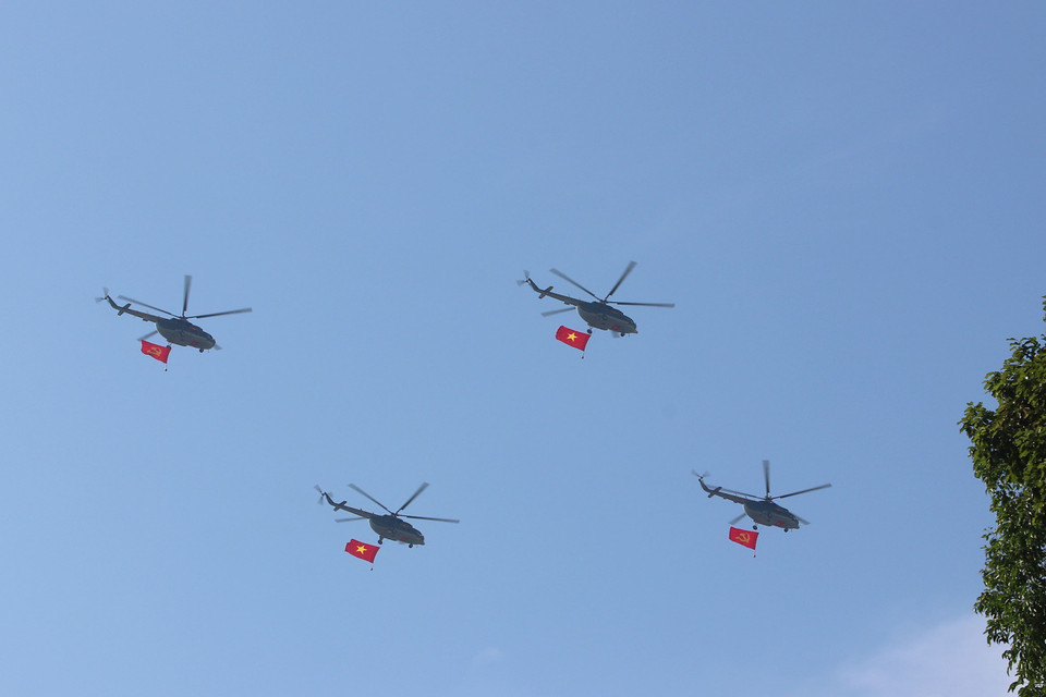 空军的飞行表演为南方解放、国家统一50周年庆典阅兵、游行总彩排拉开帷幕。图自 越通社