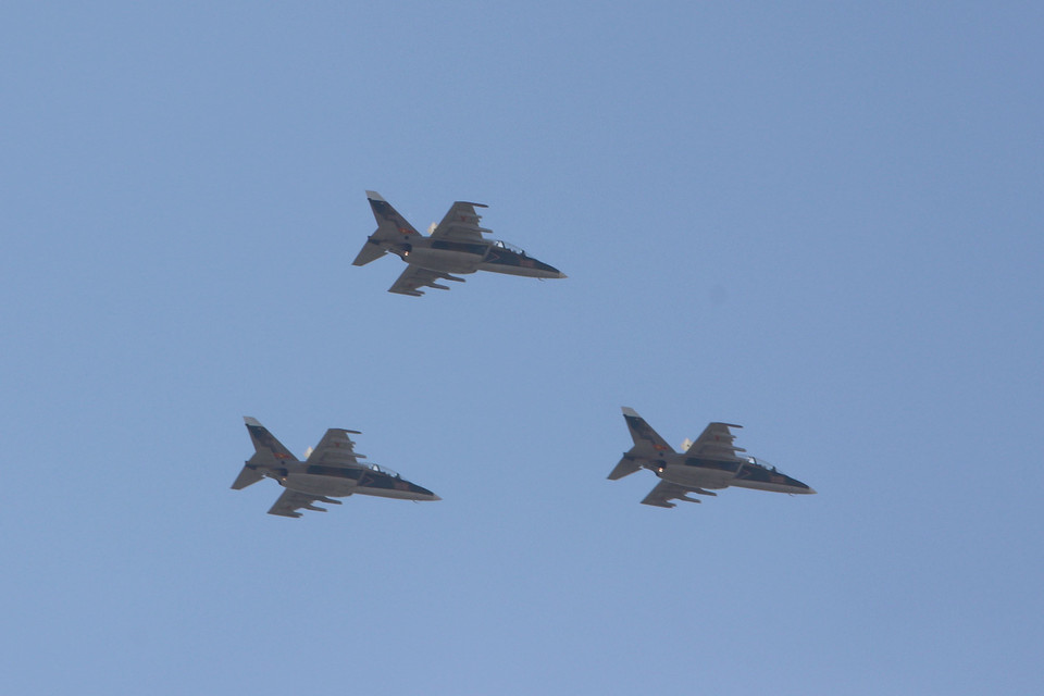 空军的飞行表演为南方解放、国家统一50周年庆典阅兵、游行总彩排拉开帷幕。图自 越通社