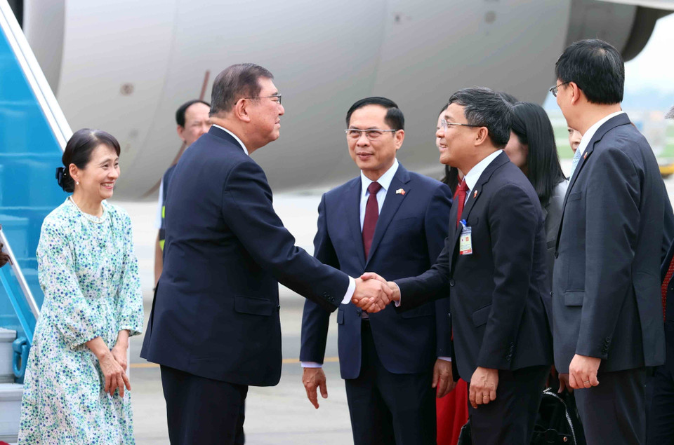 日本首相石破茂及夫人抵达河内，开始对越南进行正式访问。图自 越通社