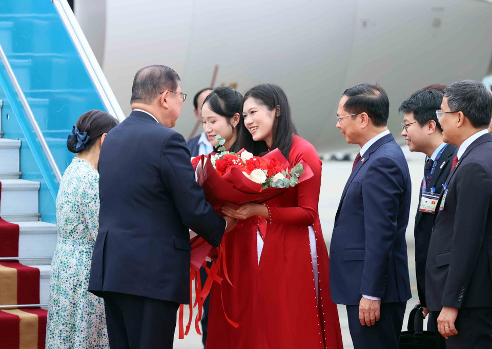 日本首相石破茂及夫人抵达河内，开始对越南进行正式访问。图自 越通社