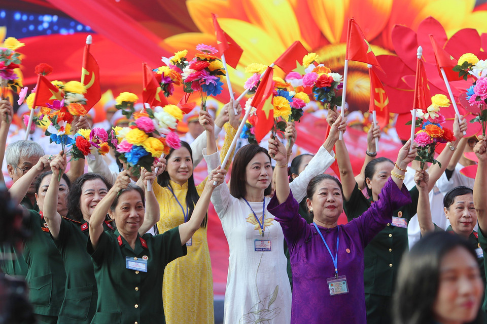 各力量参加纪念南方解放、国家统一50周年庆典阅兵、游行总彩排。图自 越通社