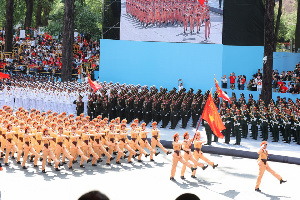 各力量参加纪念南方解放、国家统一50周年庆典阅兵、游行总彩排。图自 越通社