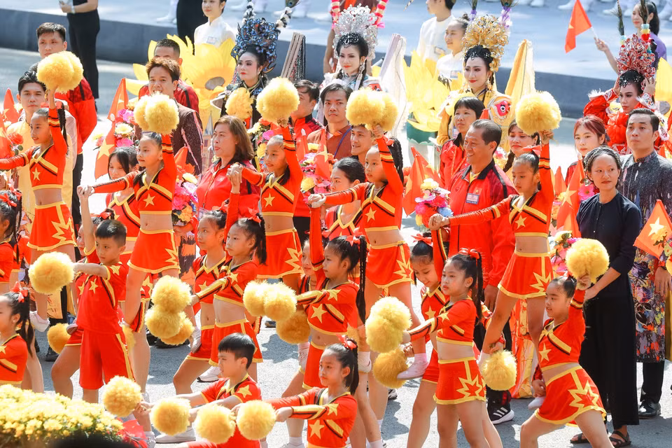 各力量参加纪念南方解放、国家统一50周年庆典阅兵、游行总彩排。图自 越通社