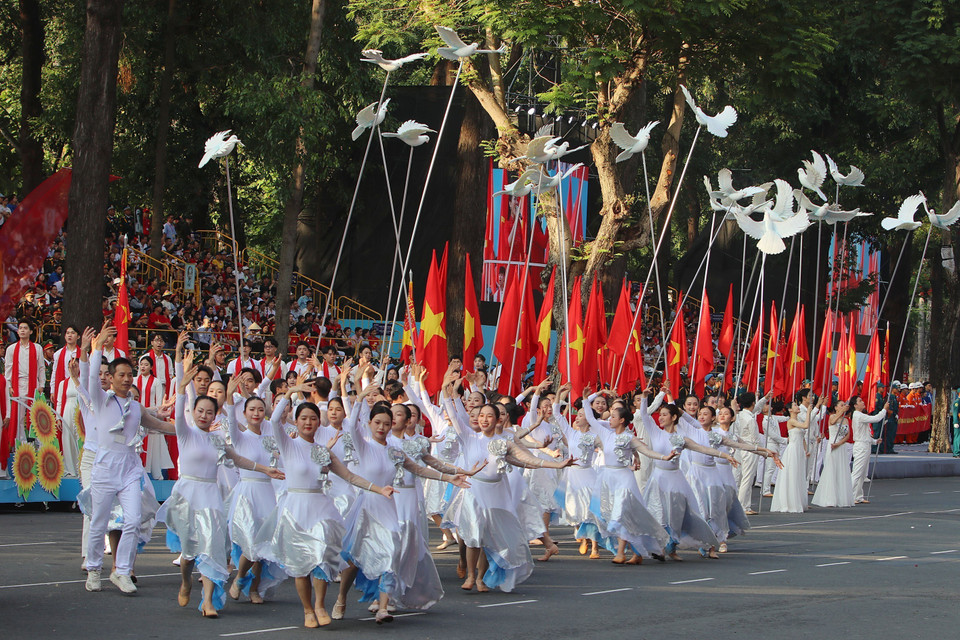 各力量参加纪念南方解放、国家统一50周年庆典阅兵、游行总彩排。图自 越通社