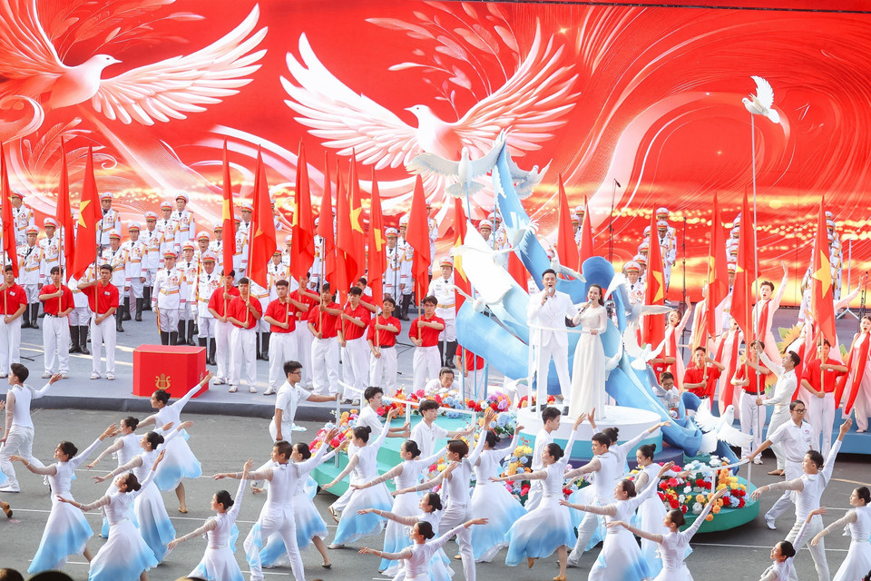 各力量参加纪念南方解放、国家统一50周年庆典阅兵、游行总彩排。图自 越通社