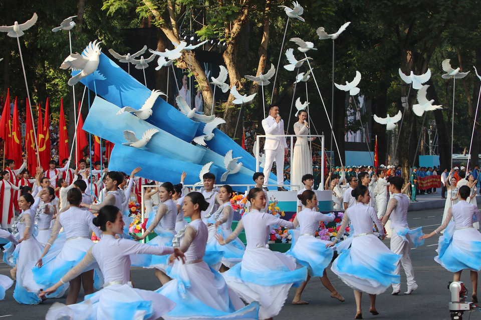各力量参加纪念南方解放、国家统一50周年庆典阅兵、游行总彩排。图自 越通社