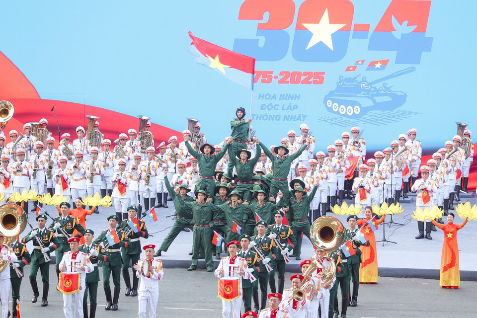 各力量参加纪念南方解放、国家统一50周年庆典阅兵、游行总彩排。图自 越通社