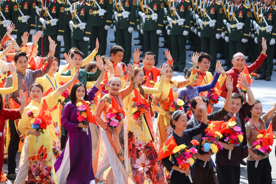 各力量参加纪念南方解放、国家统一50周年庆典阅兵、游行总彩排。图自 越通社