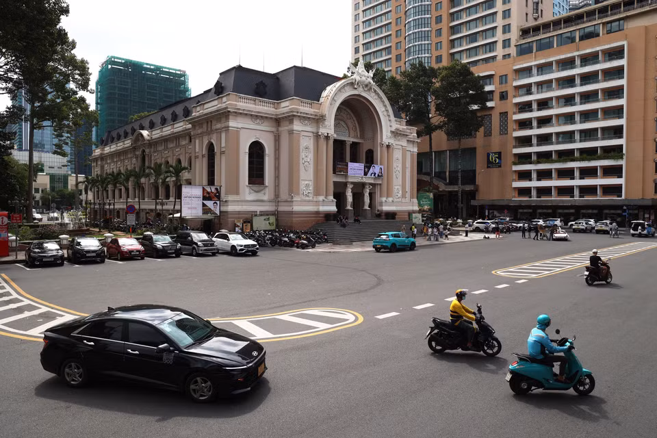 胡志明市大剧院前的蓝山广场展现出城市一隅的宁静之美。图自越通社