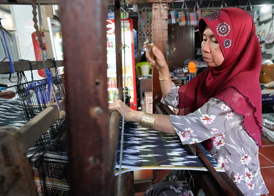 洲丰乡的洲丰织锦村，是探访占族文化的旅游目的地，游客可在此体验传统土锦纺织技艺，深入了解占族同胞的社区生活。图自 越通社